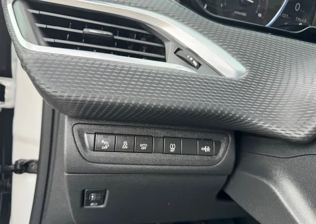 Peugeot 2008 cena 36900 przebieg: 121100, rok produkcji 2015 z Lewin Brzeski małe 529